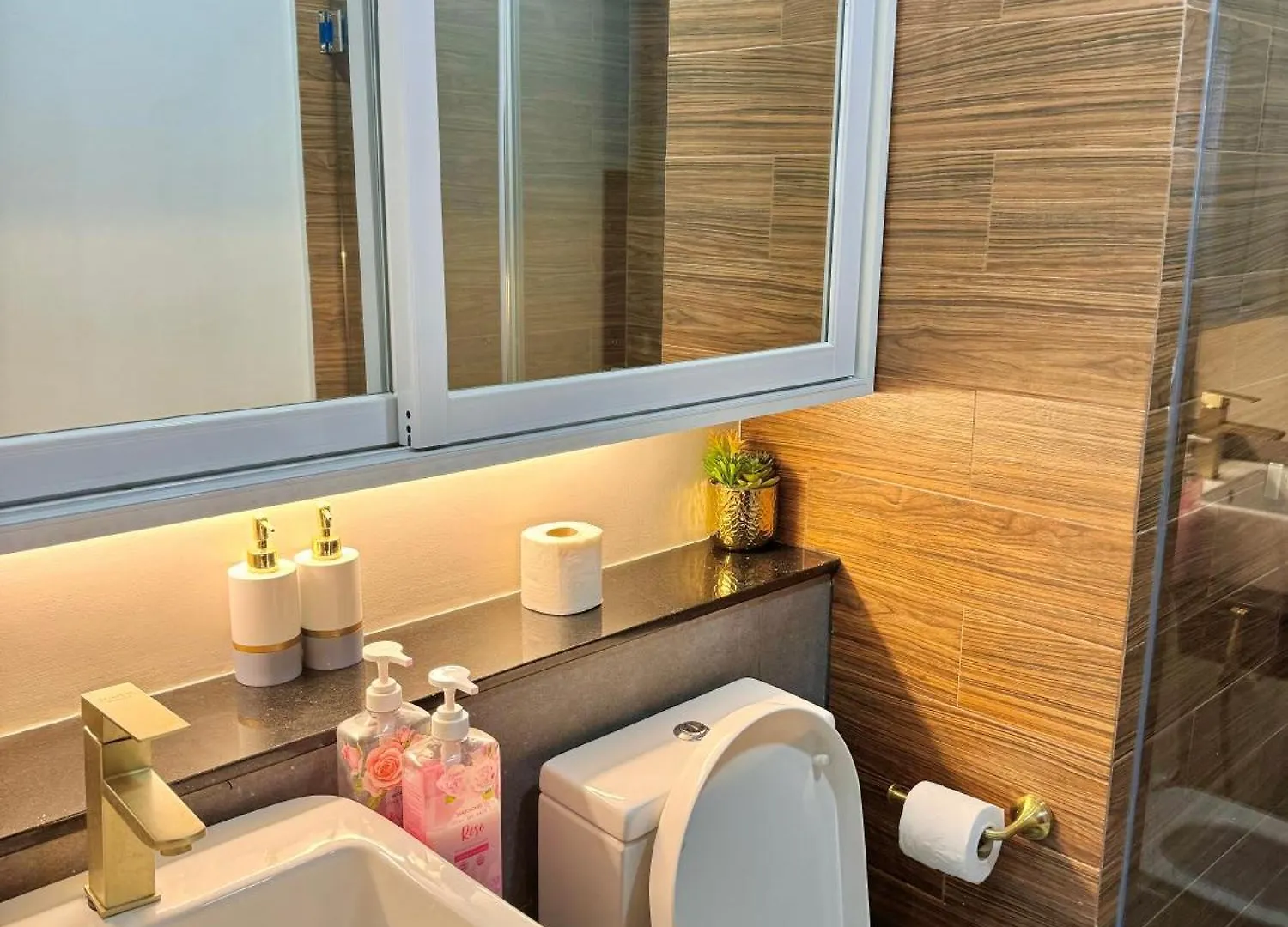 Manila Bay Suite Guest house